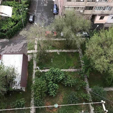 エレバン33 Martiros Saryan Streetアパートメント エクステリア 写真