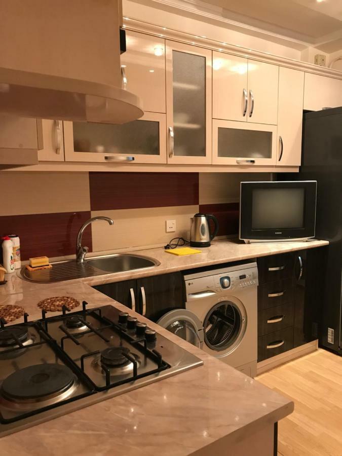 エレバン33 Martiros Saryan Streetアパートメント エクステリア 写真