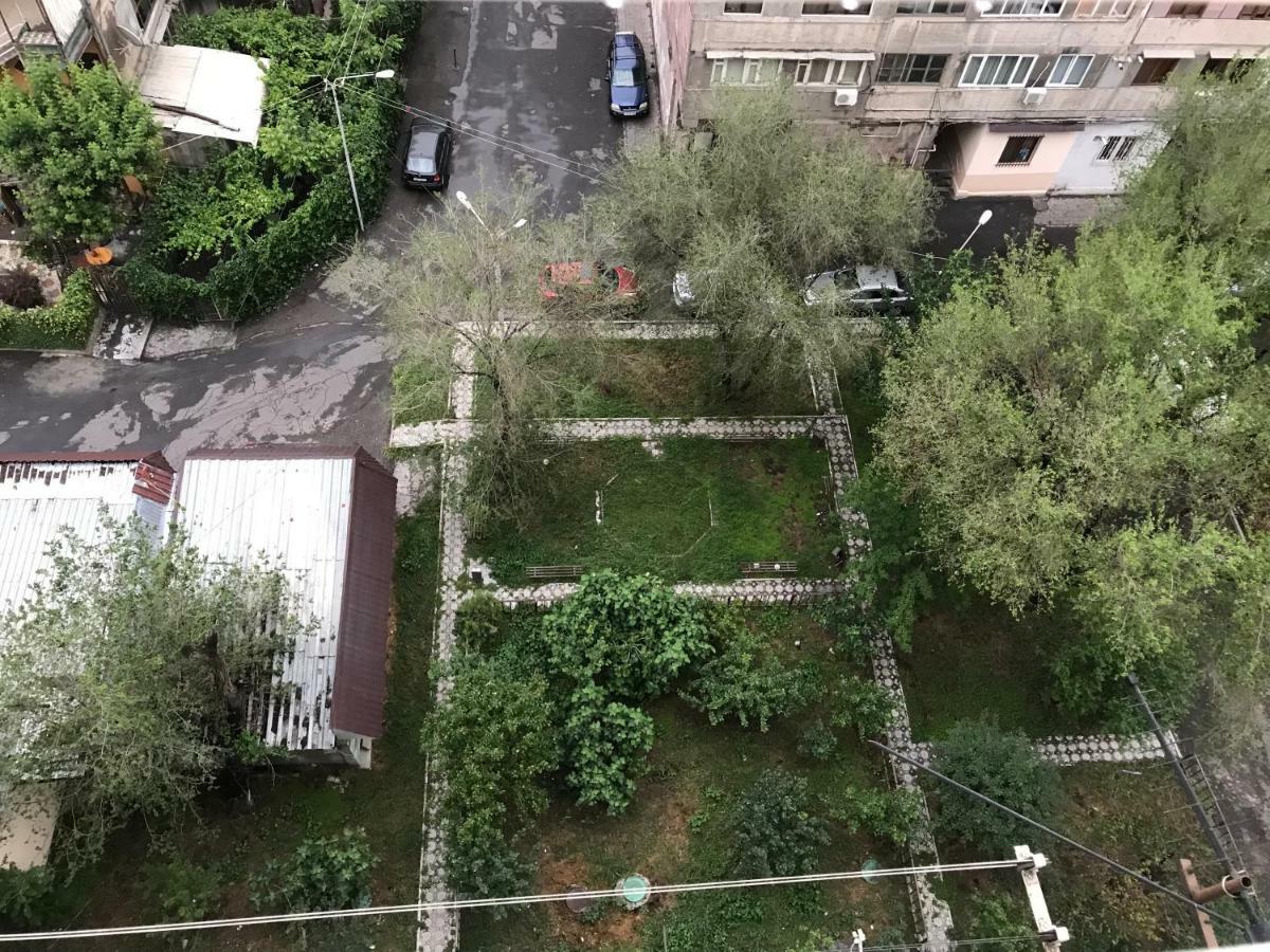エレバン33 Martiros Saryan Streetアパートメント エクステリア 写真